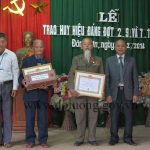 Đồng chí Trương Hồng Phúc – TUV, Bí thư huyện ủy trao huy hiệu tại xã Đông Sơn